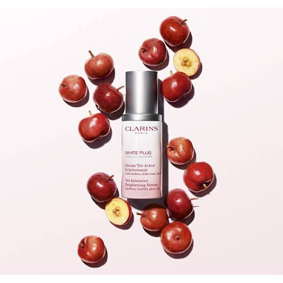 Clarins White Plus Tri-Intensive Brightening Serum 10 ml.​  เซรั่มเพื่อผิวกระจ่างใสสำหรับผิวสวยดูเปล่งประกายทุกมิติ (แตกต่าง เปล่งประกาย และดูมีสีสัน) ด้วยส่วนผสมจาก Acelora Fruit เผยผิวใสราวกับคริสตัล คิดค้นขึ้นเป็นพิเศษสำหรับผิวของคนเอเชีย 