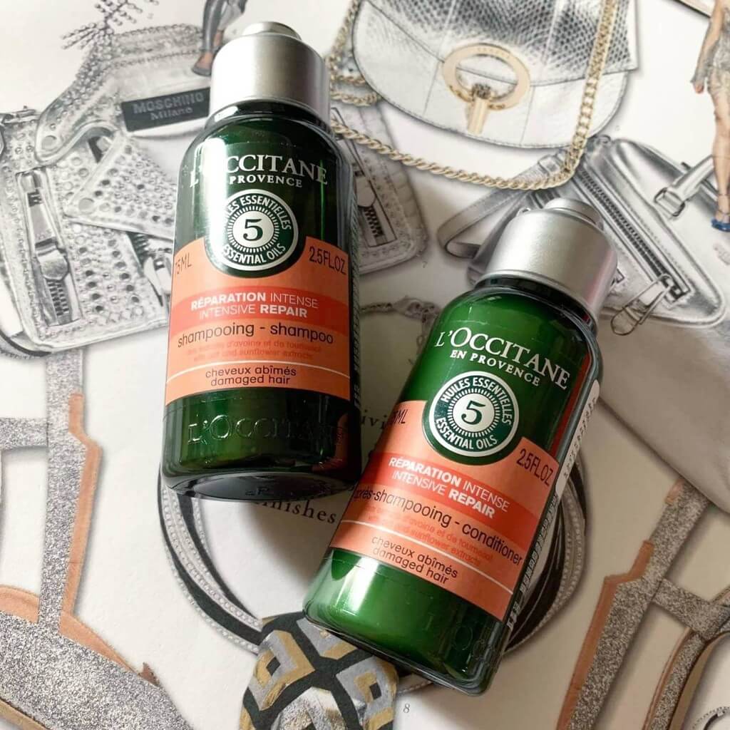 L'occitane Intensive Repair Shampoo + Conditioner 75 ml.  ด้วยกลิ่นหอมของน้ำมันหอมระเหย 5 ชนิด (กระดังงา สวีทออเร้นจ์ ลาเวนเดอร์ เจอเรเนียม และแองเจลิก้า ) ช่วยปลอบประโลมหนังศีรษะ มอบกลิ่นหอมอ่อนโยน ให้เส้นผม  ไม่ให้เส้นผมพันกัน ซ่อมแซมเส้นผมอย่างเข้มข้น สำหรับผมแห้งเสีย และเสียจากสารเคมี